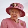 Феновете критикуват кралицата, че не носи маска