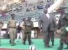 Спортният министър на Уганда демонстрира футболни умения